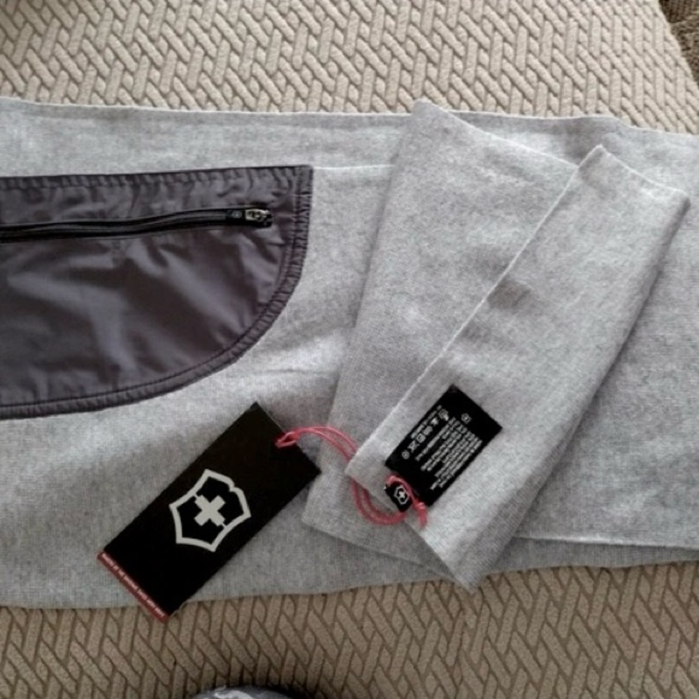 victorinox / swiss army brand unisex light gray knit zip pocket scarf